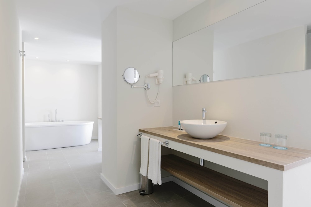 Junior Suite, Balcony, Pool View (1 adult) - Photo 3