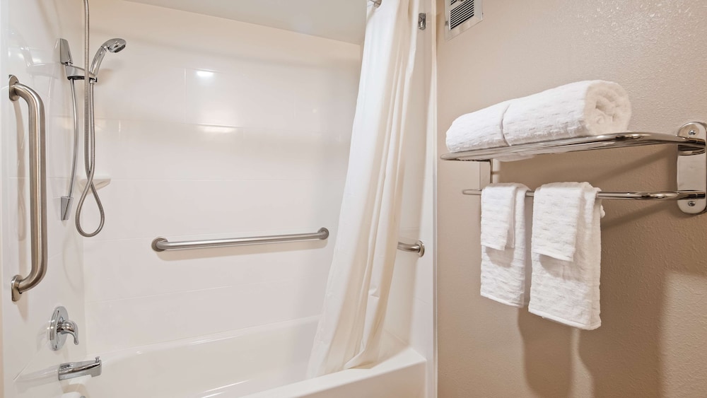 Standard Room, 1 Queen Bed, Accessible, Bathtub - Photo 4