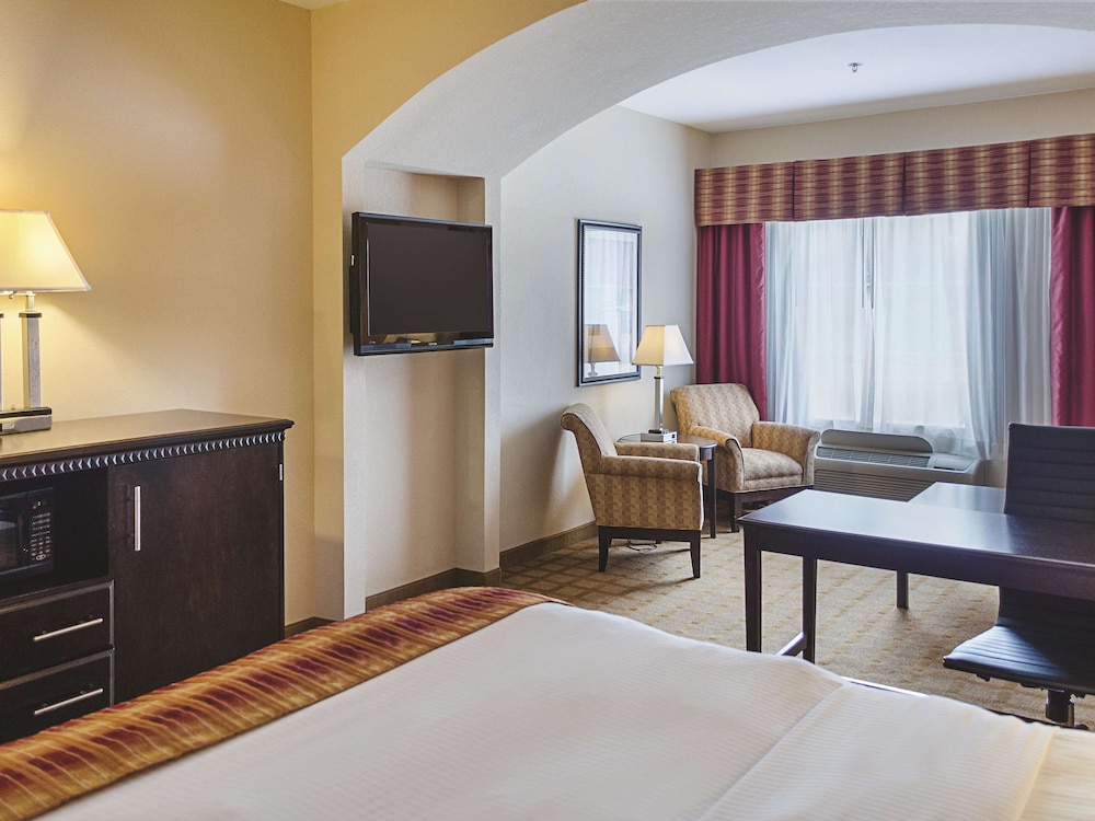 Deluxe Studio Suite, 1 King Bed, Non Smoking - Photo 1