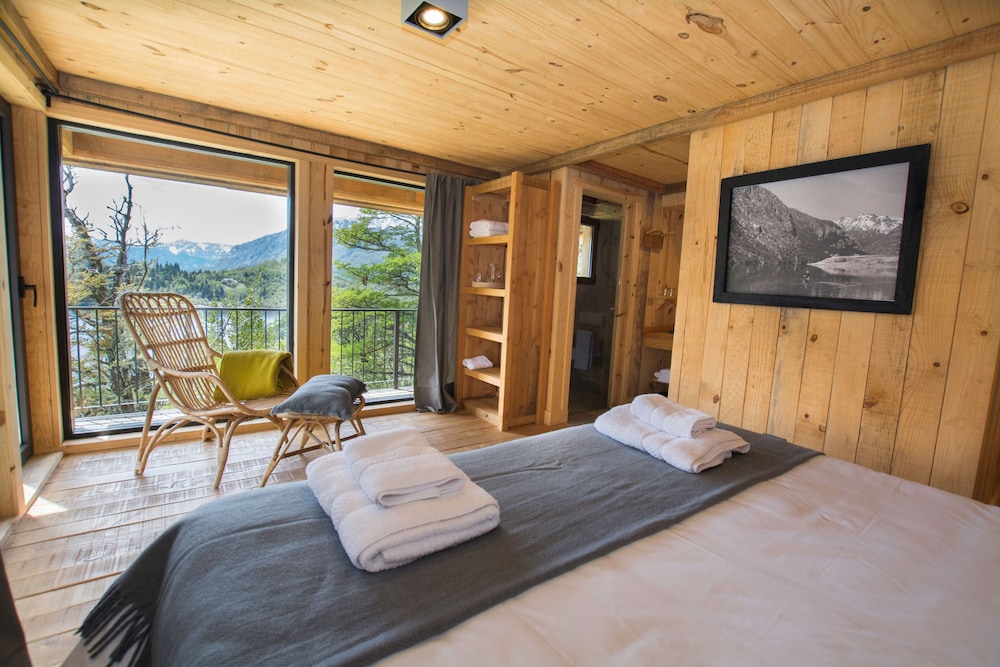Deluxe Room, Balcony, Lake View photo 2