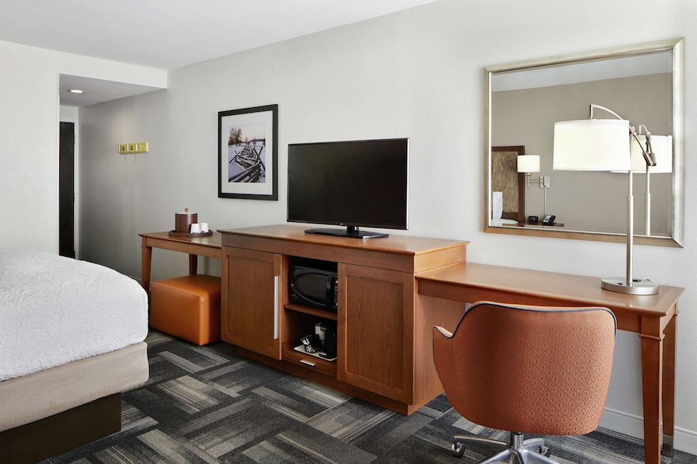 Room, 1 King Bed, Accessible, Bathtub - Photo 3