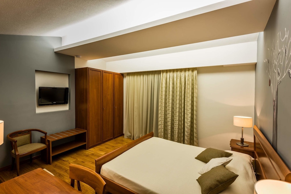 Family Room, 2 Bedrooms