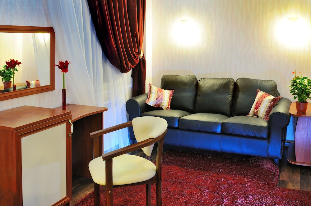Family Room photo 3