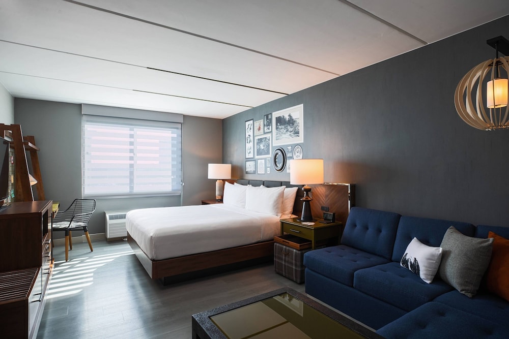Club Room, 1 King Bed with Sofa bed