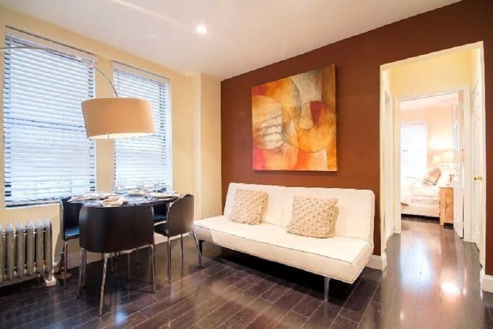 City Apartment, 2 Bedrooms photo 3