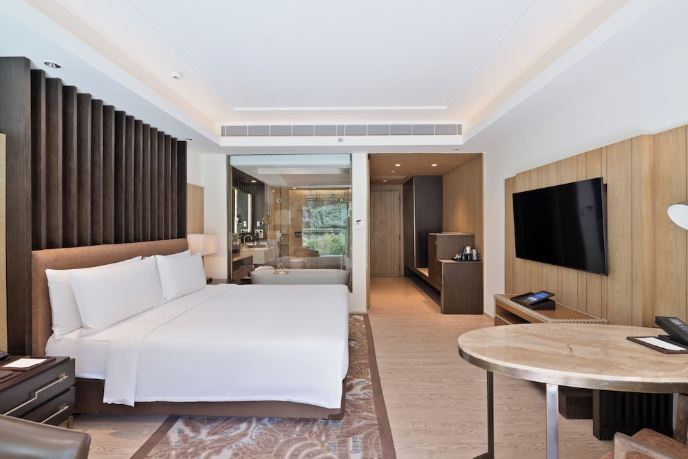 Room, 1 King Bed, Balcony photo 2