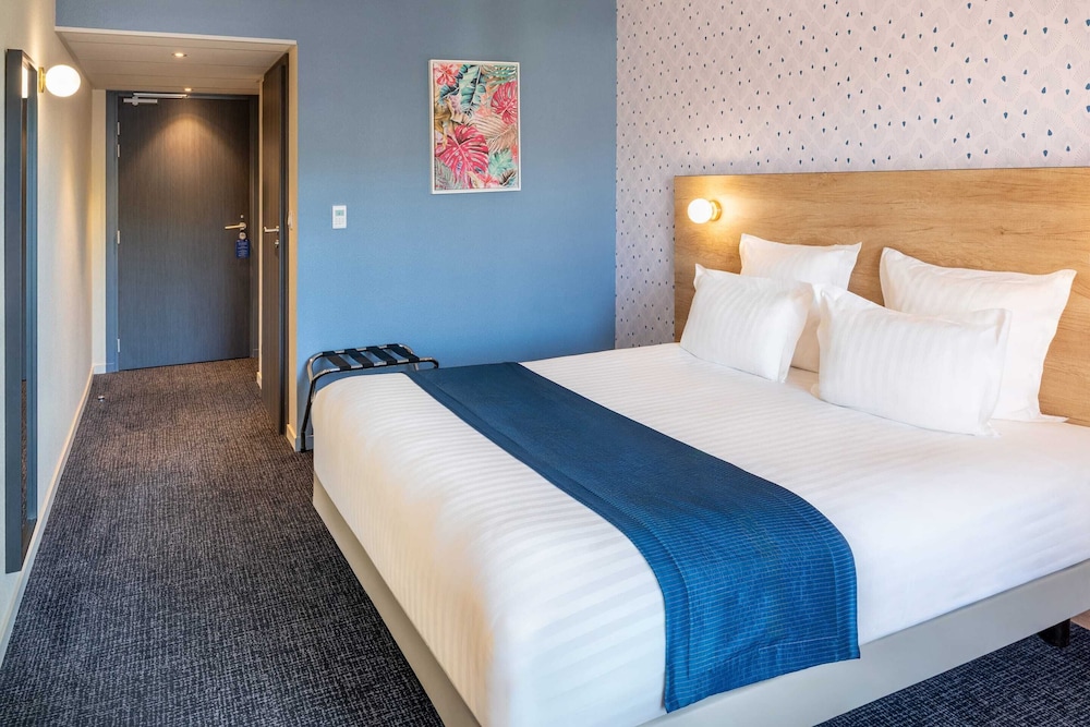 Standard Room, 1 Queen Bed, Non Smoking - Photo 2