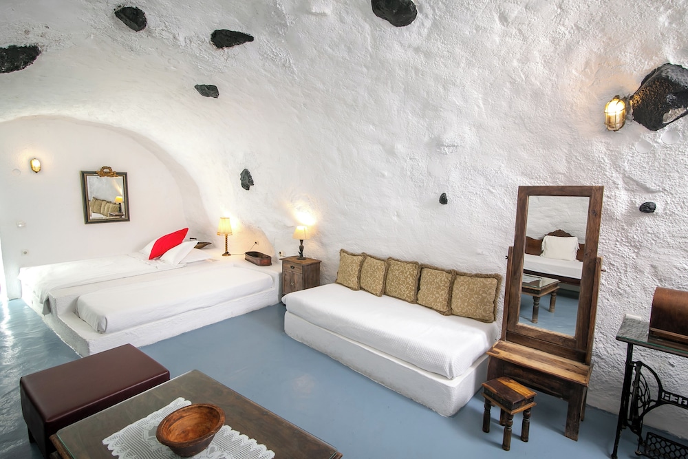 Family Cave Suite with Caldera View - Photo 2
