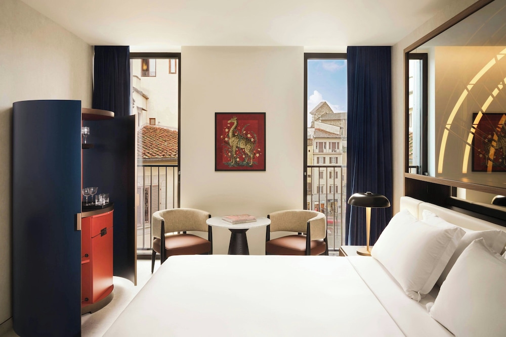 Premier Room, 1 King Bed, Balcony photo 2