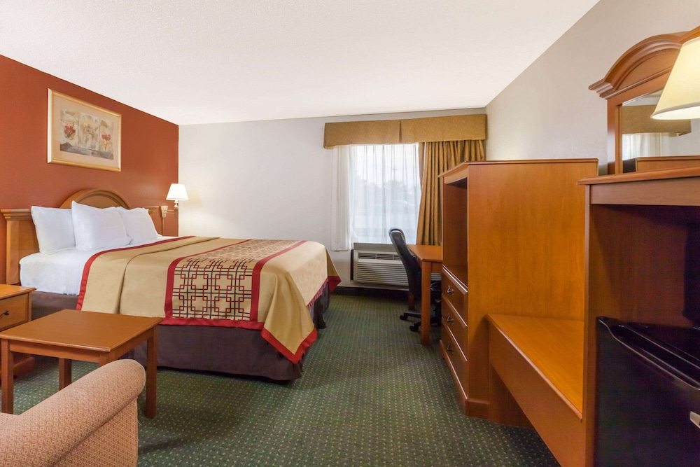 Standard Room, 1 King Bed, Accessible - Photo 1