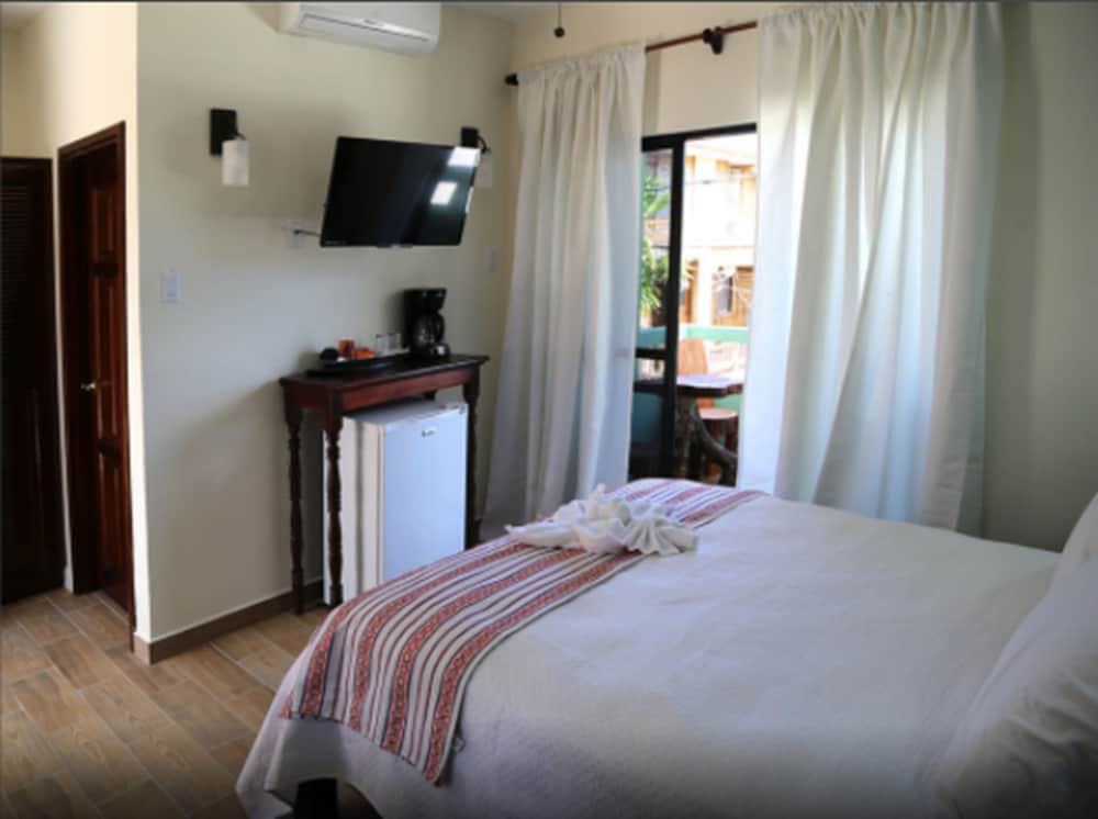 Comfort Room, 1 Queen Bed, Partial Ocean View