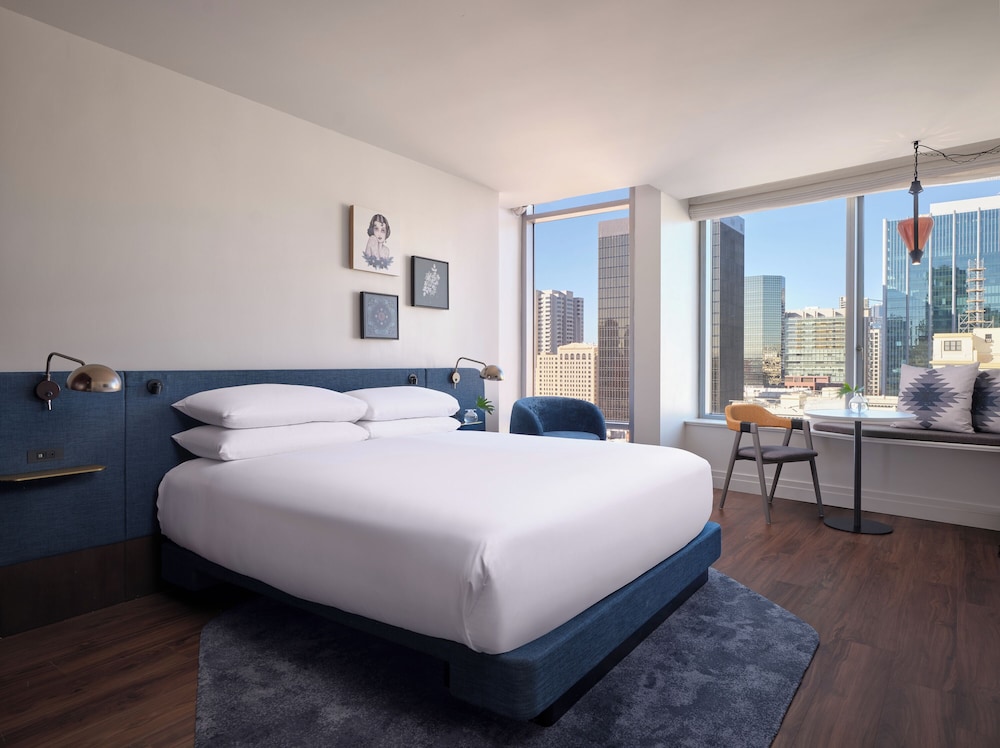 Premium Room, 1 King Bed (Mobility Accessible, Tub) - Photo 1