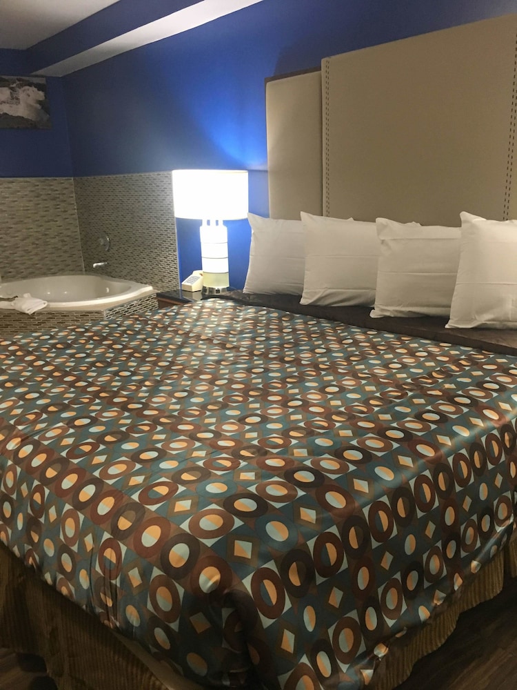 Deluxe Room, 1 King Bed with Jacuzzi photo 1