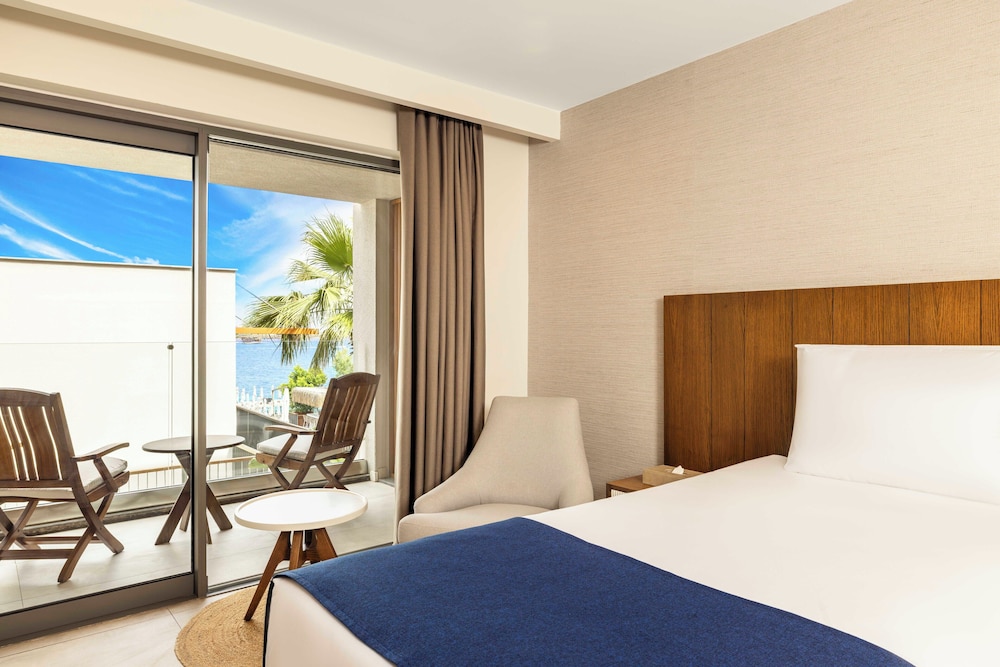 Standard Double or Twin Room, Partial Sea View - Photo 1