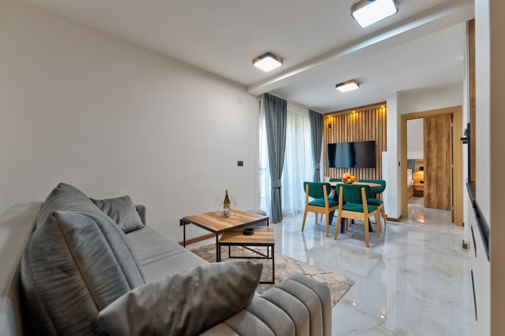 Presidential Apartment, Patio, Mountain View