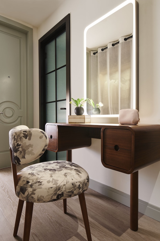 Room, 1 Queen Bed (Chamber) - Photo 4