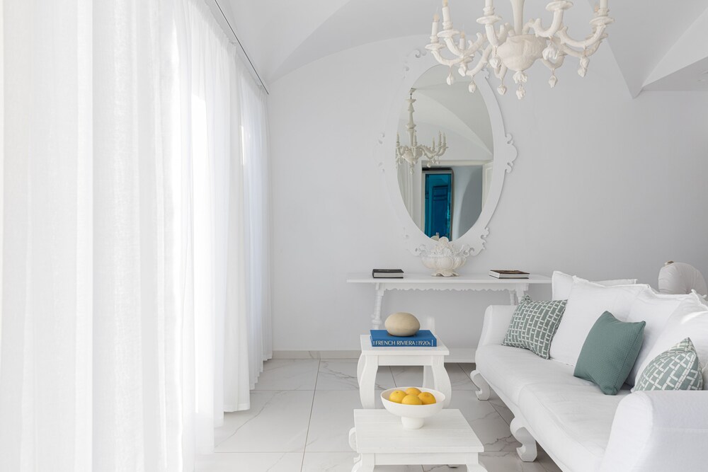 Executive Suite with Cave Pool