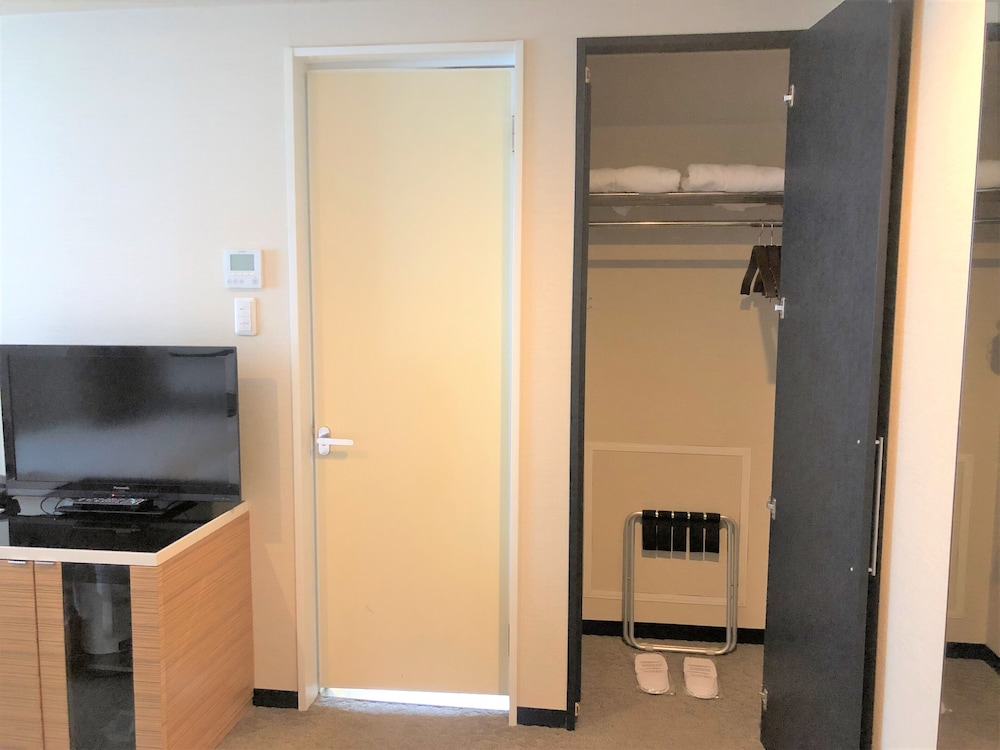 Executive Double Room, 1 King Bed, Smoking (No Meal And Bed For Child [0-11 Y/O]) thumbnail 6