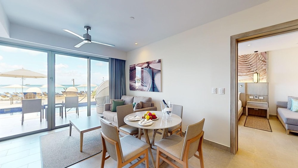 Luxury Presidential Beach Front Swim Out One Bedroom Suite Diamond Club