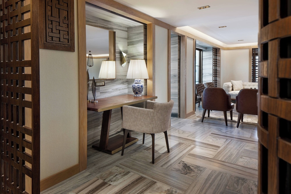 Royal Suite, 1 Bedroom, Terrace thumbnail 6