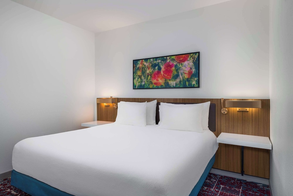 Deluxe Room, 1 King Bed photo 2