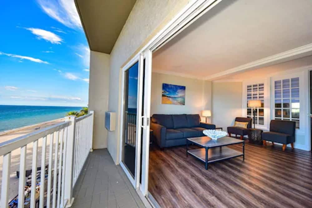 Suite, 1 King Bed with Sofa bed, Oceanfront