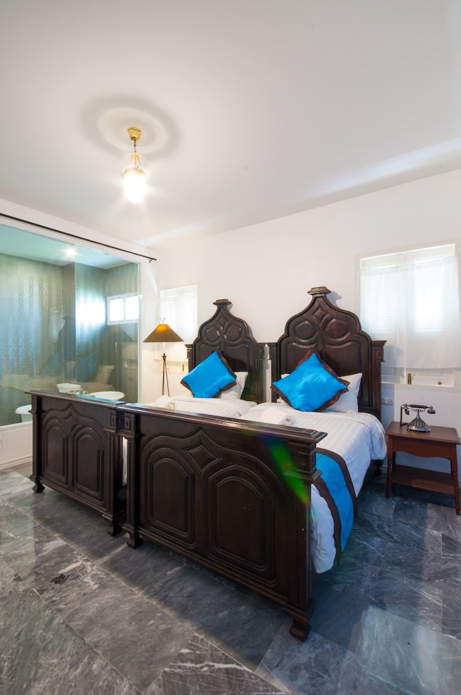 Deluxe Twin Room , Free BKK Airport Transfers, flight detail required photo 3