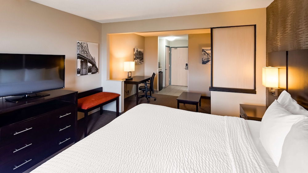 Executive Suite, 1 King Bed, Non Smoking, Refrigerator & Microwave - Photo 3
