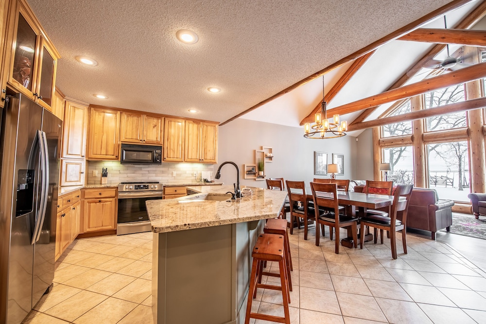 716 - 6 Bdrm With Loft Lakefront Interlachen Townhome