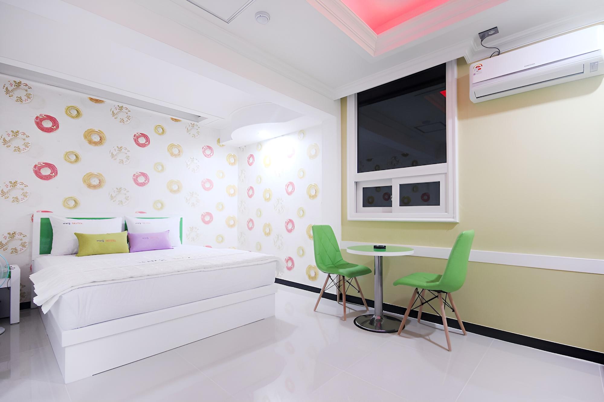 Room (Standard Room A (55-inch TV)) - Photo 5