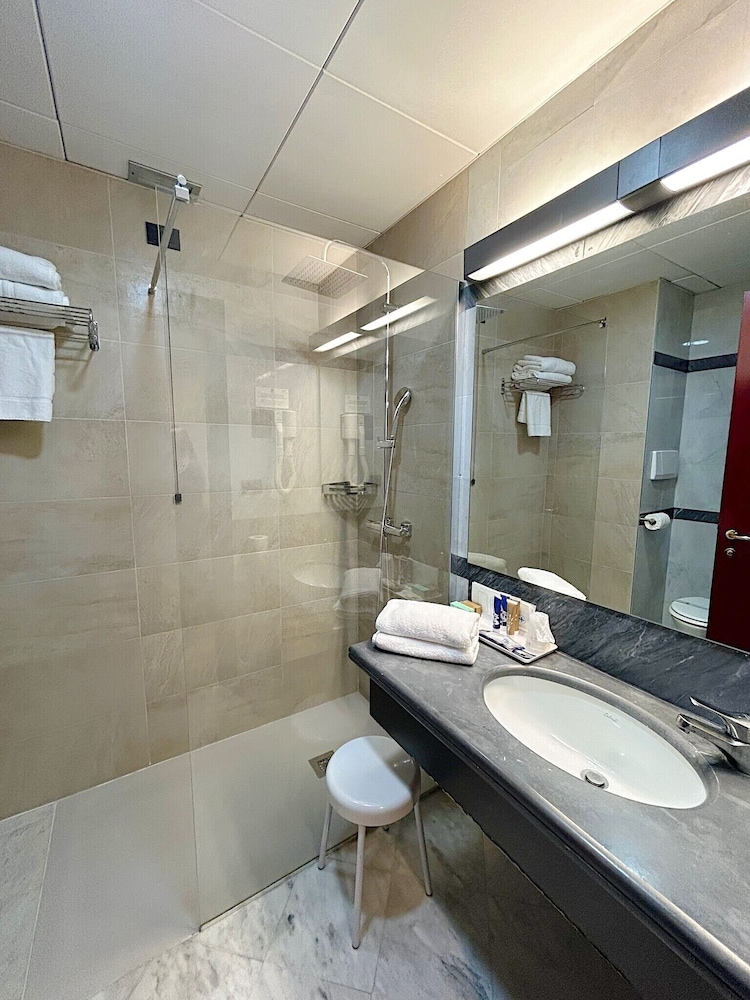 Standard Double or Twin Room - Photo 6