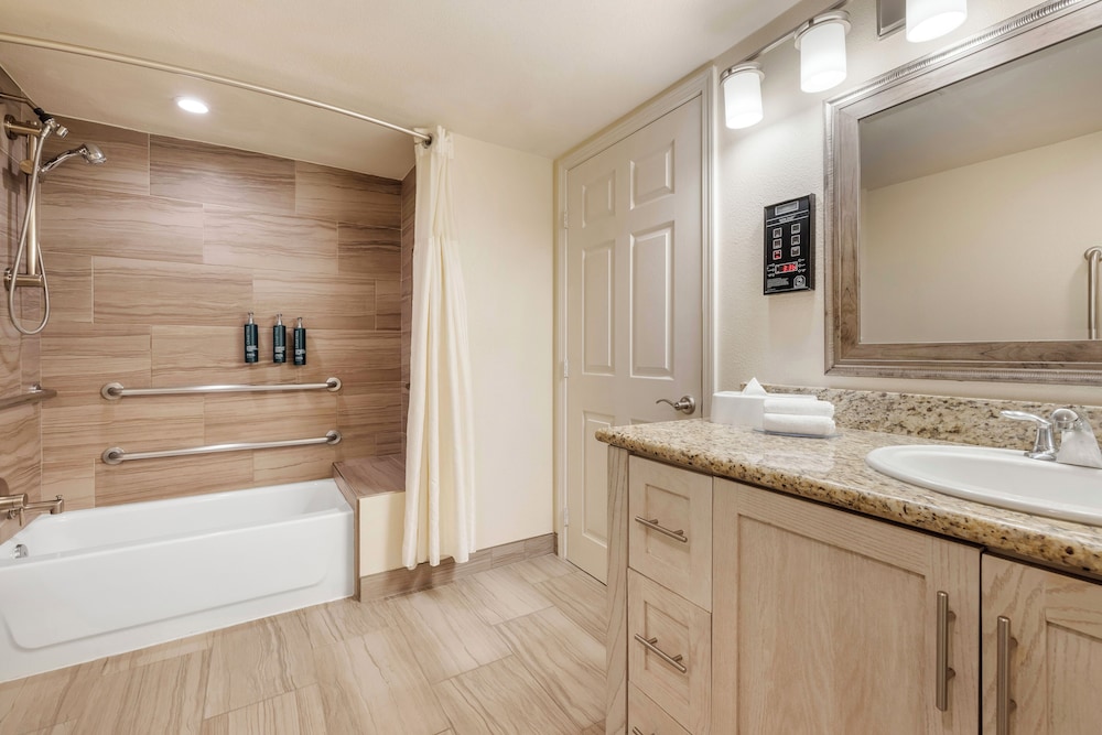 1 Bedroom Ocean View King Plus Hearing Acc Tub