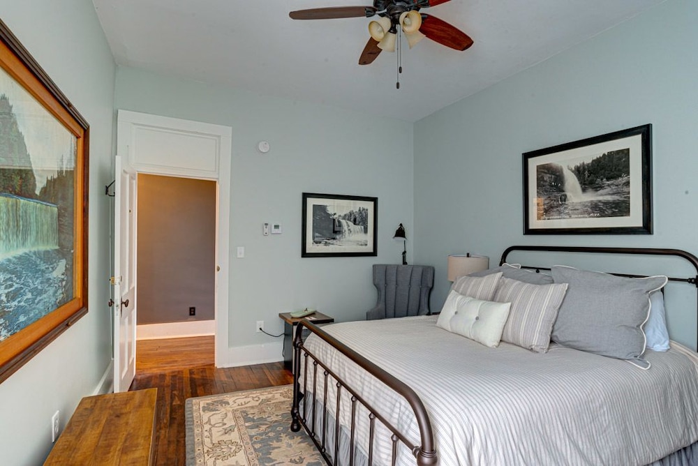 Classic Room, 1 Queen Bed, Garden View, Corner photo 2