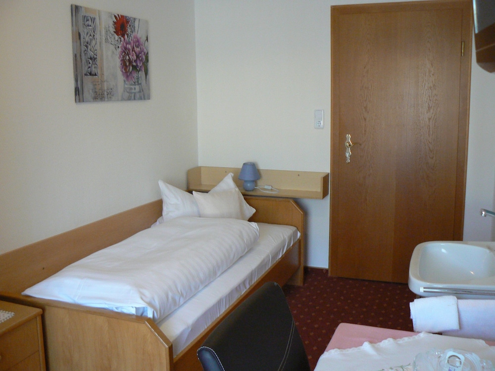 Basic Single Room, 1 Twin Bed, Non Smoking, Shared Bathroom (F) photo 1