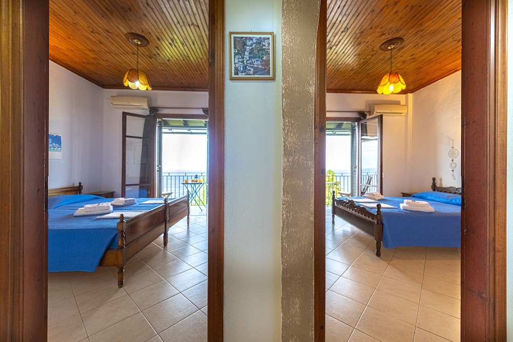 Family Apartment, 2 Bedrooms, Smoking, Sea View photo 2