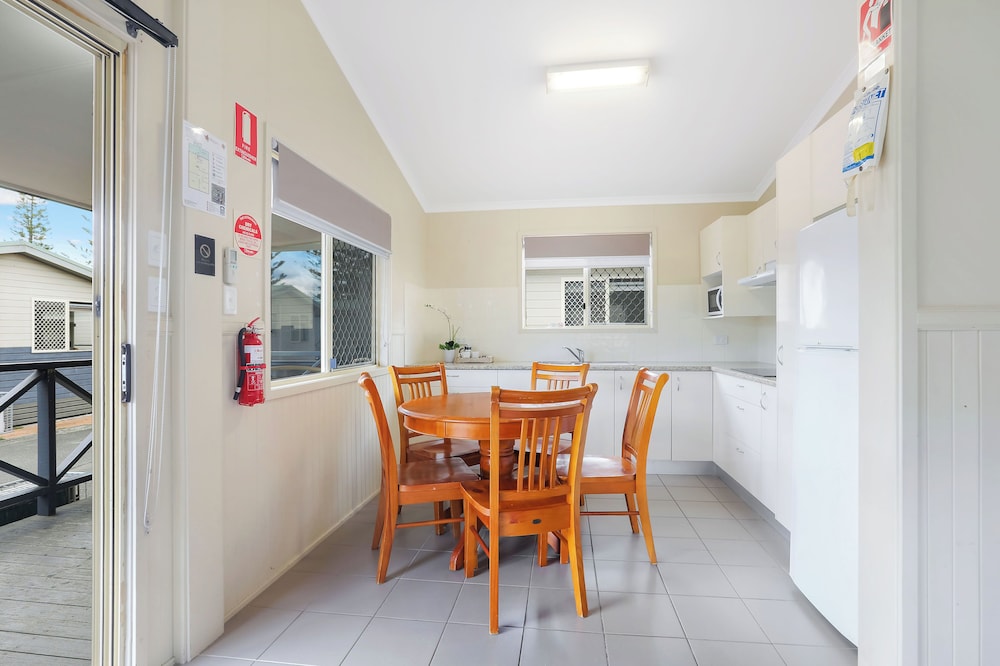 Deluxe Cabin - Sleeps 5 - Dog Friendly photo 3