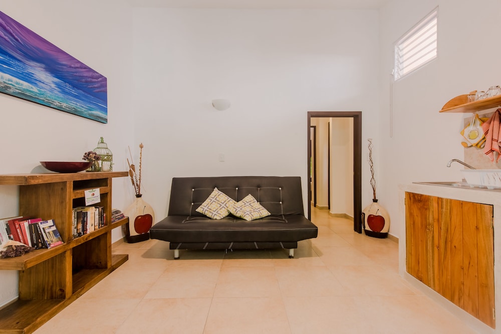Comfort Studio Suite, 1 King Bed, Kitchen, Garden View