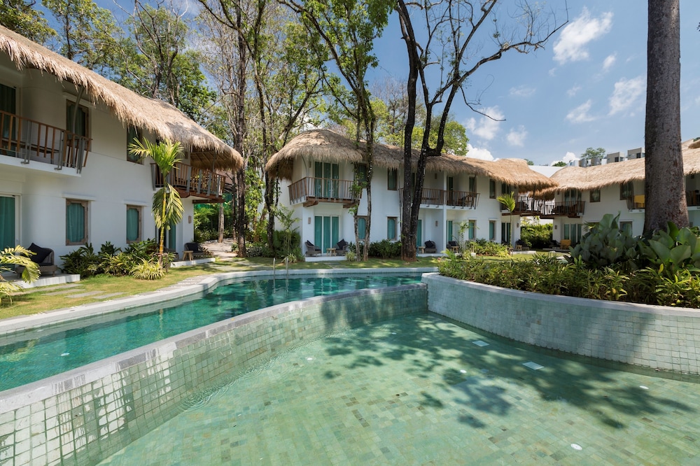 Grand Room, Pool Access