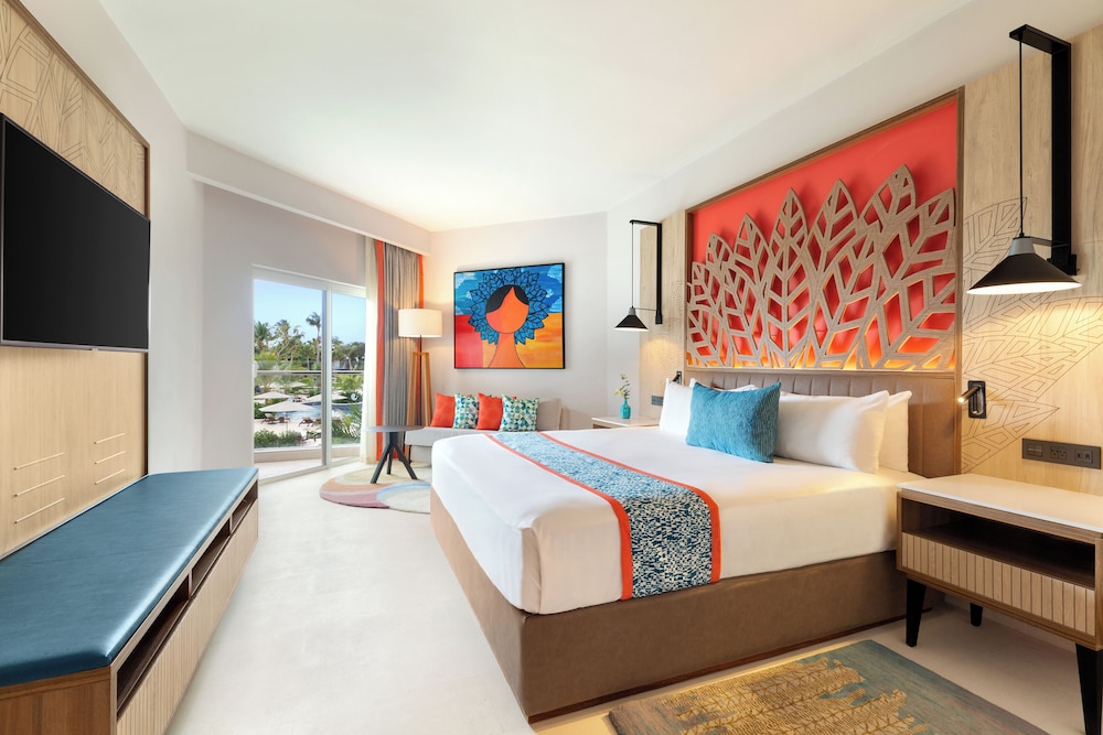 Club Room, 1 King Bed, Partial Ocean View (Preferred) - Photo 1