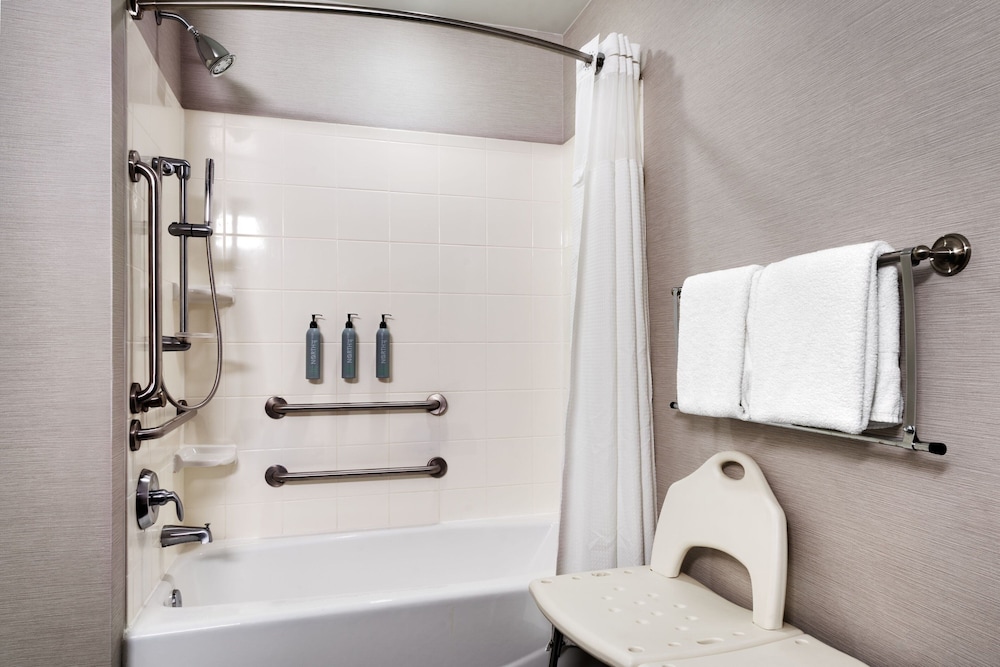 Room, 2 Queen Beds (Mobility/Hearing Accessible, Tub) - Photo 6