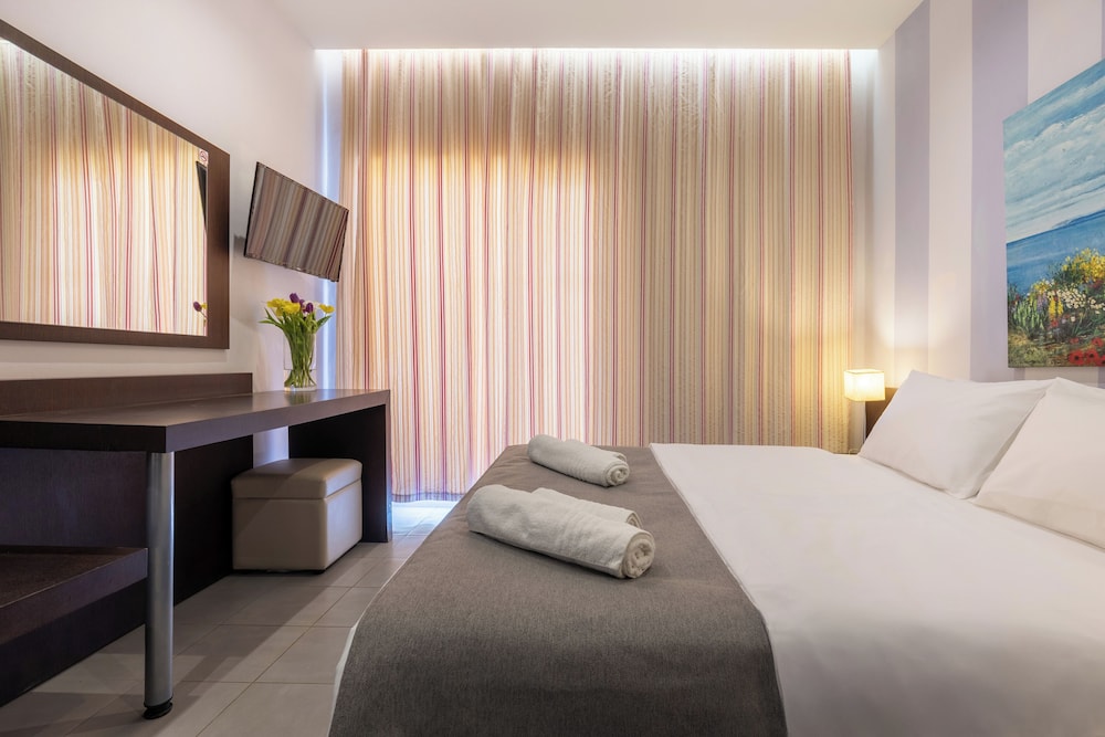 Standard Room with Pool View - Photo 12