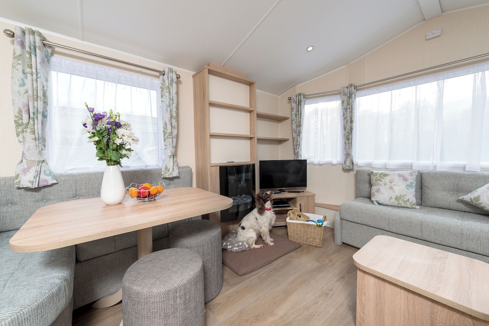Mobile Home, 2 Bedrooms, Pets Allowed photo 1