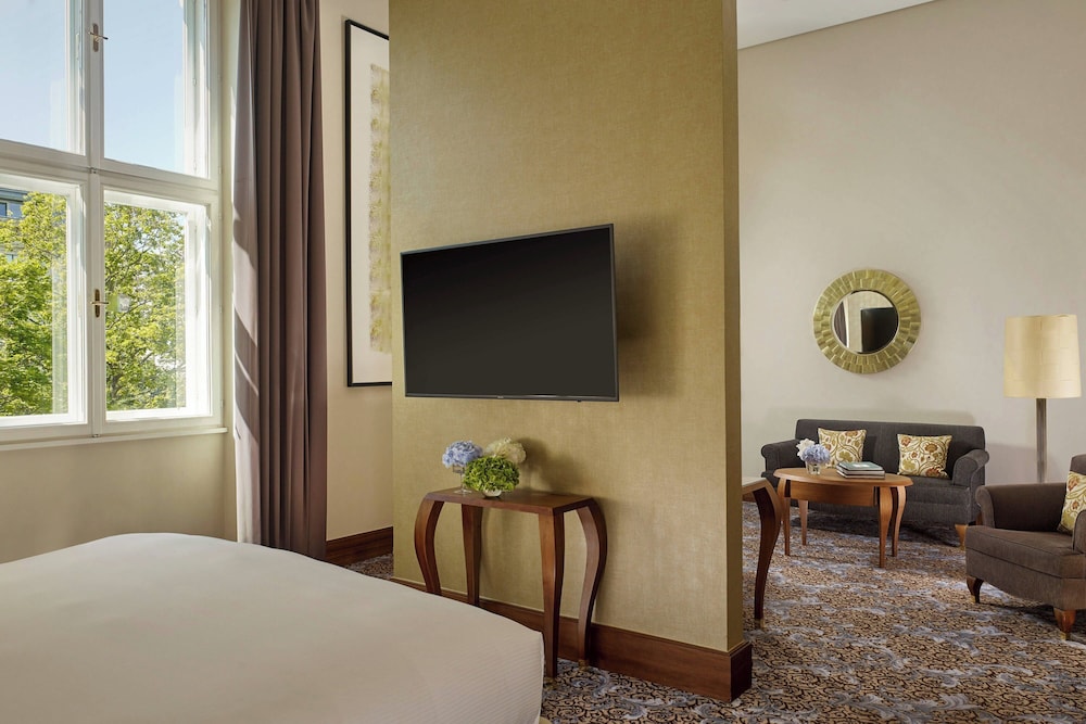 Junior Suite, 1 King Bed thumbnail 6