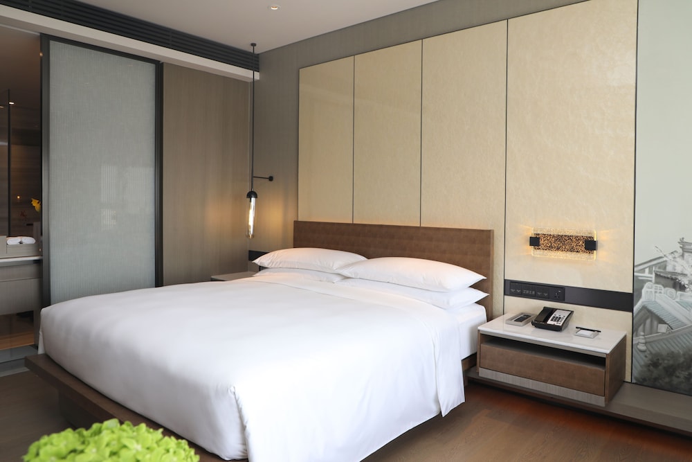 Superior Room, 1 King Bed, City View - Photo 1
