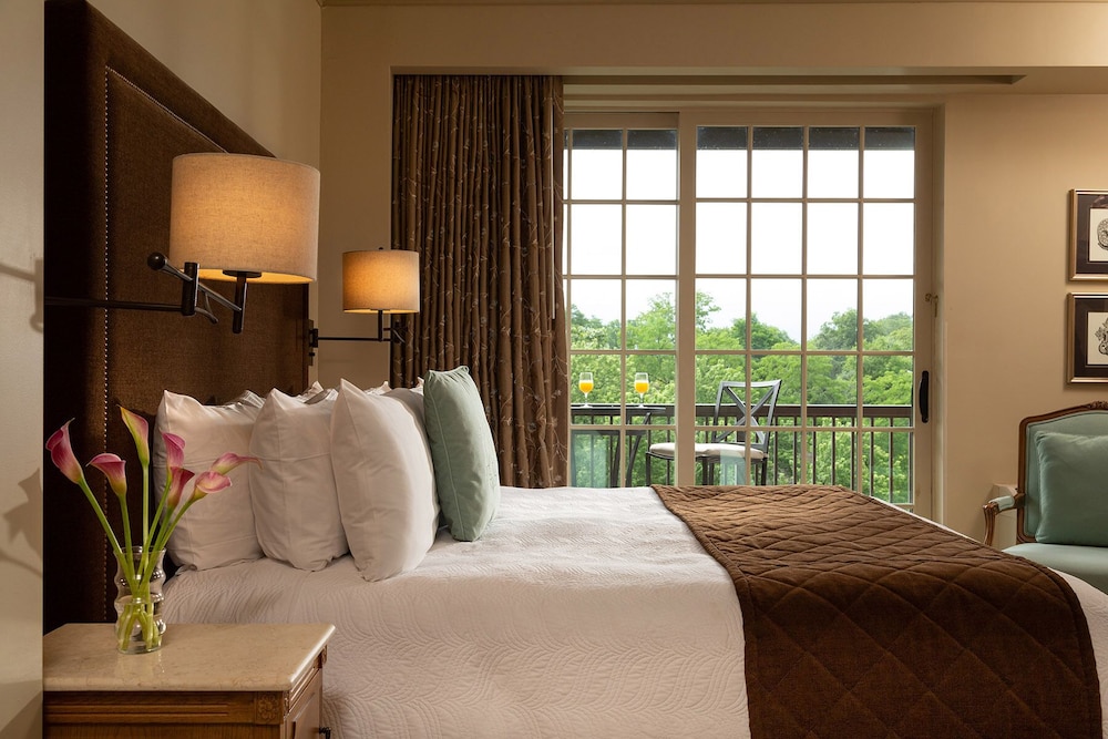 Deluxe Room, 1 King Bed, Balcony photo 1