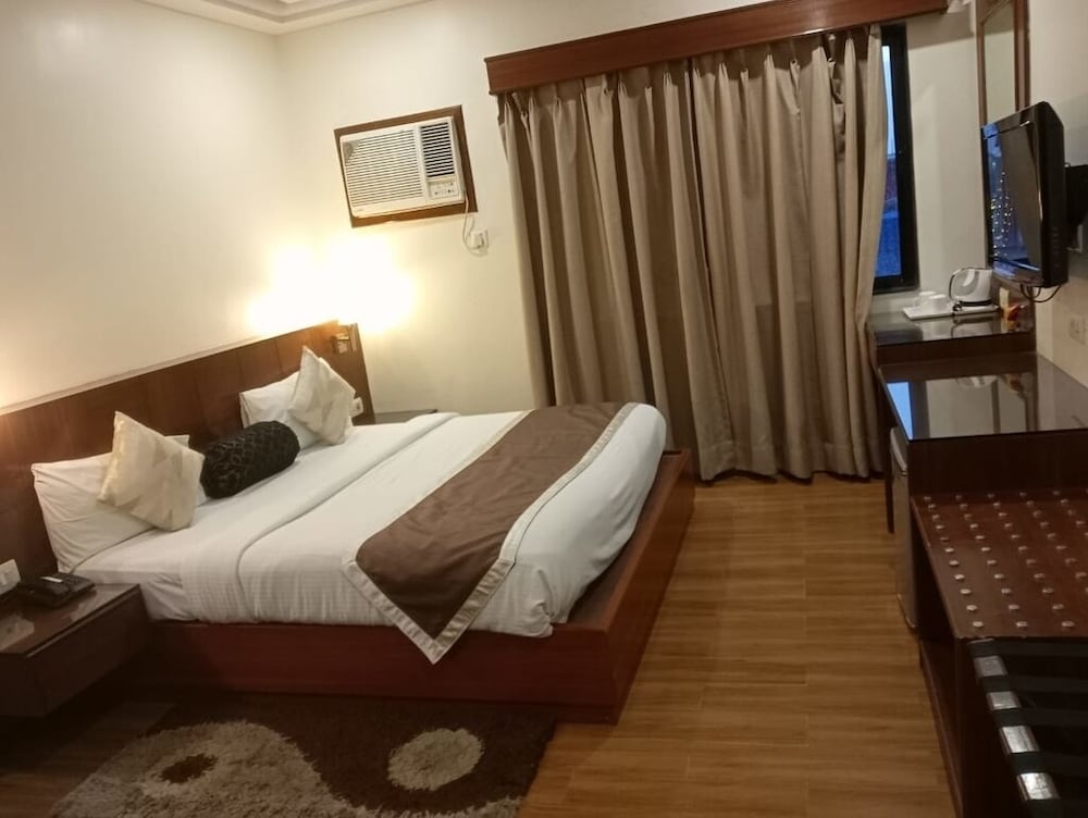 Double Bed AC Business class Room