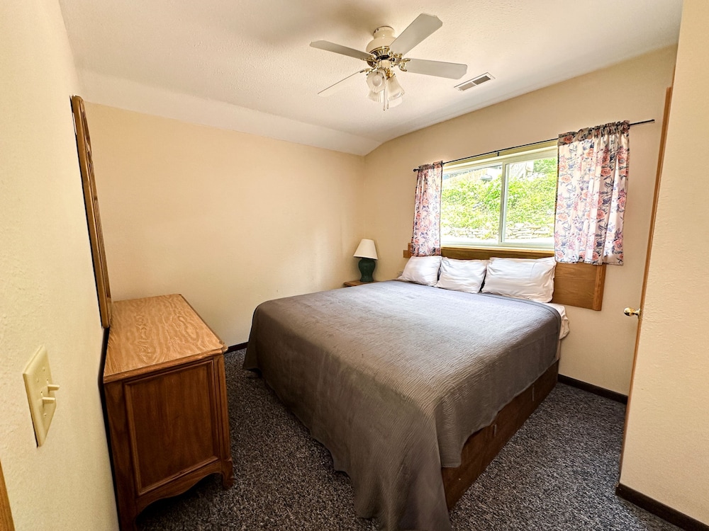 Classic Condo, 2 Bedrooms, Kitchen, Lakeside
