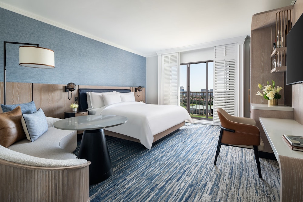 Deluxe Room, 1 King Bed, Balcony, Tower (Mobility Accessible, Transfer Shower)