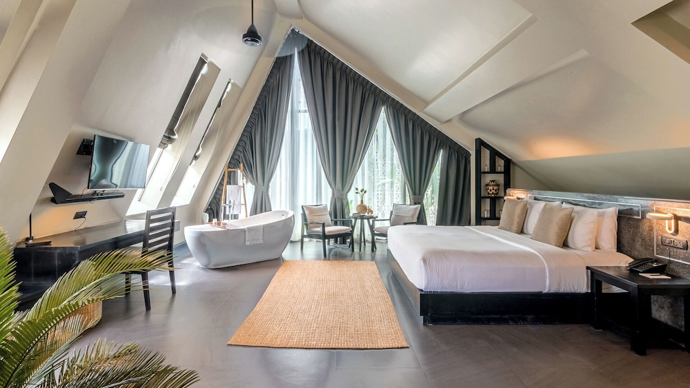 Deluxe Suite with Airport Pick-Up and Minibar photo 2