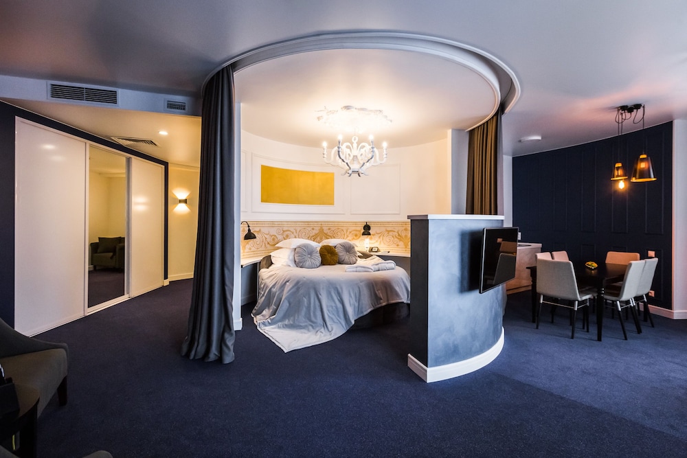 Junior Suite, 1 King Bed, River View
